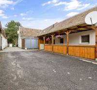Hofraum bei einer 2-Zimmer-Wohnung in Malé Leváre mit Fliesen und Holzpergola.