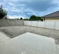 Der Hof des Einfamilienhauses in Čukáraboni in Dunajská Streda mit einer gemauerten Mauer und Pflastersteinen.