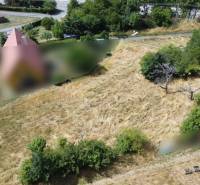Baugrundstücke - Wohnen in Banská Štiavnica an der SNP, umgeben von Gras und Bäumen.