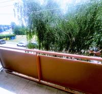 Balkon einer 3-Zimmer-Wohnung in Levice mit Blick auf die Straße und Grünflächen.