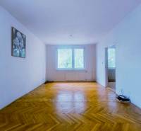Ein geräumiges Zimmer mit Holzboden und einem Bild an der Wand in einer 3-Zimmer-Wohnung.