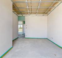 Innenraum eines Einfamilienhauses mit fertigem Putz und vorbereiteter Elektroinstallation.