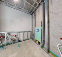 Bau eines Badezimmers mit Leitungen und Installationen in einem Einfamilienhaus.