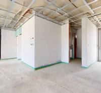 Unvollendetes Interieur in einem Einfamilienhaus mit freiliegender Decke und Betonboden.