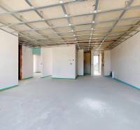 Geräumiges Interieur eines Einfamilienhauses mit unfertigen Böden und Deckenkonstruktion.