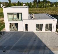 Ein Einfamilienhaus in der Récka-Straße in Kráľová pri Senci mit zwei Etagen und einem Parkplatz.