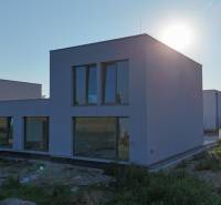Einfamilienhaus in der Récka-Straße in Kráľová pri Senci mit minimalistischer Architektur.