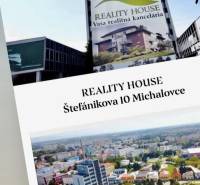 Blick auf das Gebäude Reality House, Büro Michalovce, Einfamilienhäuser im Hintergrund.