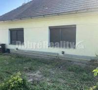 Ein Einfamilienhaus in Mojmírovciach hat einen Garten mit einem Rasen, der gepflegt werden muss.