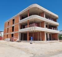 Ein im Bau befindliches Gebäude mit einer 3-Zimmer-Wohnung in der Stadt Vodice an einem sonnigen Tag.