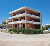 Unvollendetes Gebäude mit Stahlbeton- und Ziegelkonstruktion in der Stadt Vodice.