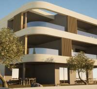 Ein zweistöckiges Gebäude mit Balkonen, Bäumen und Außenbestuhlung in der Nähe von 3-Zimmer-Wohnungen in Vodice.