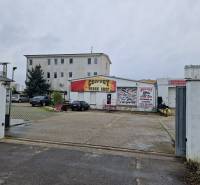 Gebäude Convoy Truck Shop in der Šamorínska-Straße, umgeben von geparkten Autos bei Lager und Hallen.