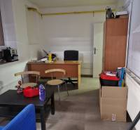 Büro auf der Šamorínska mit Möbeln, enthält einen Tisch, Regale und Büromaterial.