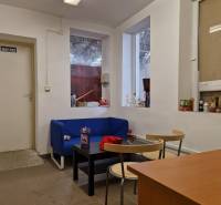 Raum in der Šamorínska-Straße mit Sofa, Tischen und Stauraum, geeignet für Lager.