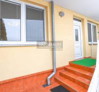 Eingang mit roten Fliesen in eine 2-Zimmer-Wohnung in Považská Bystrica.