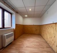 Ein Zimmer mit Holzverkleidung, schwimmendem Boden und Fenster in einer 2-Zimmer-Wohnung.