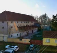Produktionsräume in Kovarce in der Hauptstraße, mit geräumigem Hof und Grünflächen.