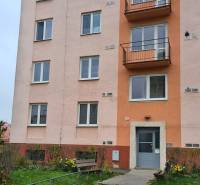 Gebäude in der Mudroňova-Straße, Košice - Stadtteil Juh, mit Eingang und Bank.
