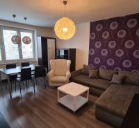 Elegantes Wohnzimmer in einer 2-Zimmer-Wohnung mit moderner Dekoration und bequemen Sitzgelegenheiten.