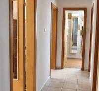 Der Flur in einem Einfamilienhaus mit Türen, Fliesen und Blick ins Badezimmer.