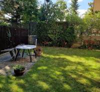 Der Garten eines Einfamilienhauses mit Terrasse in der Mozartstraße in Bratislava - Altstadt.