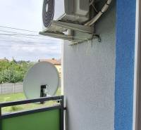 Balkon einer 3-Zimmer-Wohnung mit Klimaanlage und Satellit, Blick in den Garten.