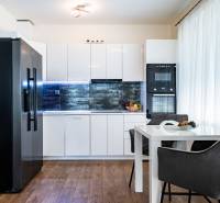 Küche in einer 2-Zimmer-Wohnung mit stilvollen Möbeln und modernen Geräten.