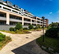 Wohnkomplex in der Strojárenská-Straße in Košice mit moderner Architektur und grüner Umgebung.