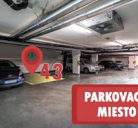 Unterirdischer Parkplatz mit der Nummer 43, umgeben von parkenden Autos.