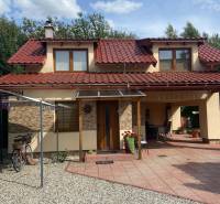 Ein Einfamilienhaus in Liptovská Ondrašová in Liptovský Mikuláš mit einem roten Dach und einem Gartenpavillon.
