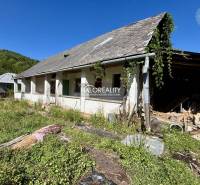 Ein älteres Einfamilienhaus mit Garten in Turčok, umgeben von Grün und Natur.