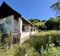 Ein Einfamilienhaus in Turčok, umgeben von Grün und Natur, mit einer Parabolantenne an der Seite.