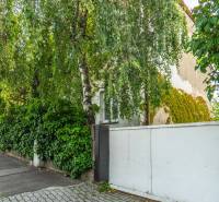 Ein Blick auf ein von Grün umgebenes Haus in der Brnianska-Straße in Bratislava - Altstadt.