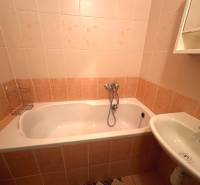 Badezimmer mit Duschwanne und Waschbecken in einer 3-Zimmer-Wohnung.