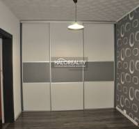 Wanddekoration in einer 3-Zimmer-Wohnung mit Schriftzug und Besteck, schafft eine kreative Atmosphäre.