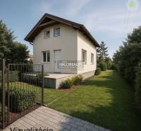 Eine Hütte in Vinosady mit Garten, Rasen und Tor, umgeben von Grün.