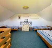 Dachzimmer in einem Einfamilienhaus mit drei Betten und Klimaanlage.