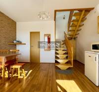 Esszimmer mit Holzmöbeln und Treppe in einem Einfamilienhaus.