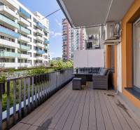 Der Balkon einer 2-Zimmer-Wohnung in der Jégého-Straße in Bratislava - Ružinov mit einer Außensitzgelegenheit.
