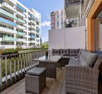 Ein Balkon mit Sitzgelegenheit in einer 2-Zimmer-Wohnung mit Blick auf die Wohnhäuser in Bratislava, im Stadtteil Ružinov.
