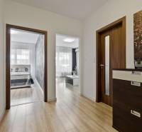 Innenraum einer 2-Zimmer-Wohnung mit Flur und Blick ins Schlafzimmer und Wohnzimmer.