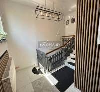 Innenraum eines Einfamilienhauses mit modernem Treppenhaus und Holzelementen.