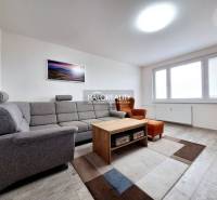 Helles Wohnzimmer mit Sofa und Tisch in einer 3-Zimmer-Wohnung.