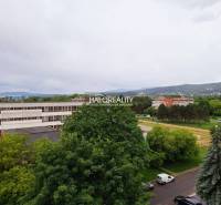 Aussicht aus einer 3-Zimmer-Wohnung in Prievidza auf Grünflächen und Gebäude.