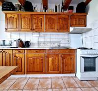 Rustikale Küche mit Schränken, Backofen und Geräten in einer 3-Zimmer-Wohnung.