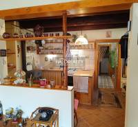 Eine Küche in einer Hütte mit Holzverkleidung, traditionellem Touch und Keramik-Accessoires.