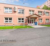 Ein einstöckiges Bürogebäude in der Jilemnického-Straße in Dunajská Streda mit Parkplätzen.
