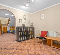 Büros mit Schauvitrine, Entspannungsbereich und Treppe.