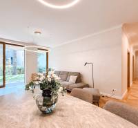 Ein stilvoller Wohnbereich mit einem Sofa und einer Vase mit Blumen in einer 4-Zimmer-Wohnung.